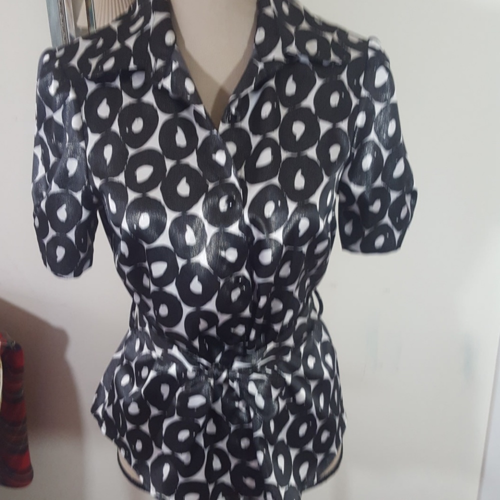 NY Collection Abstract Pattern Short Sleeves Button Down Black and White Top. M